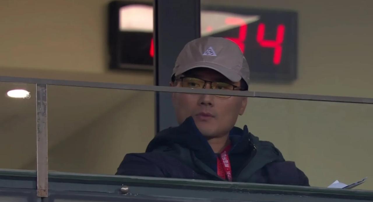 邵佳一今晚继续现场考察队员，上一场相信邵佳一很失望，连越南都输了，这一场安东尼奥