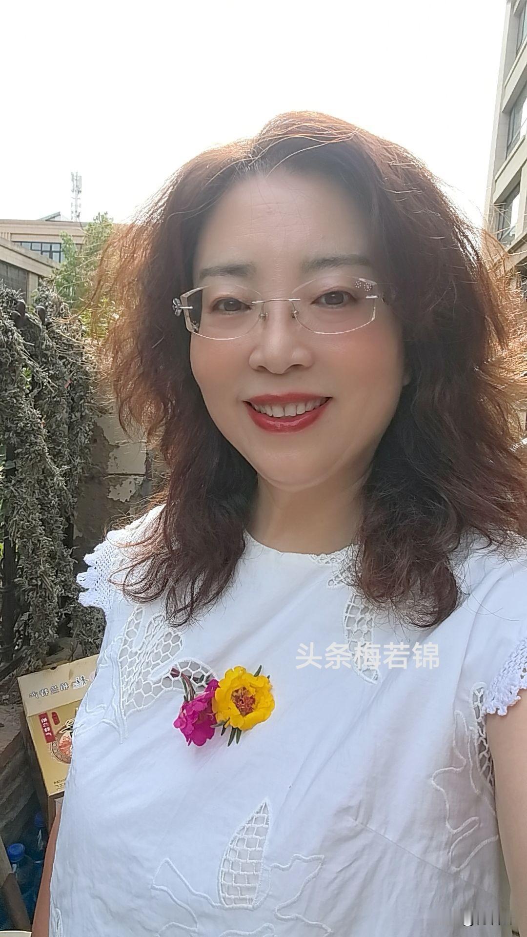 睁开眼睛，能看见花开能被风吹拂能沐浴阳光能去自己想去的地方，就会心怀感恩。以平常