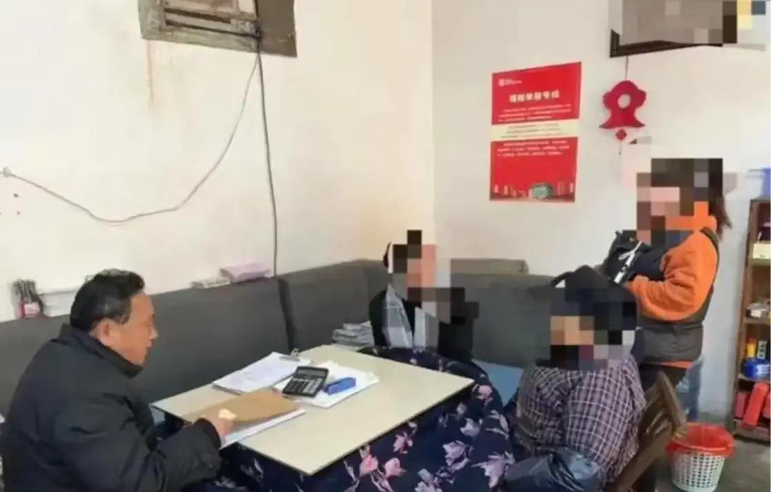 就在湖南永顺，一名已婚女医生和男同事在车内发生关系，事后又在宿舍发生了关系，女方