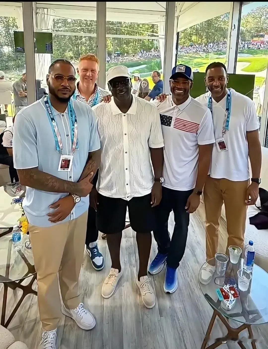 NBA老照片。
前排左起依次是：
甜瓜、社会瓜，安东尼、
飞人、篮球之神、老流氓