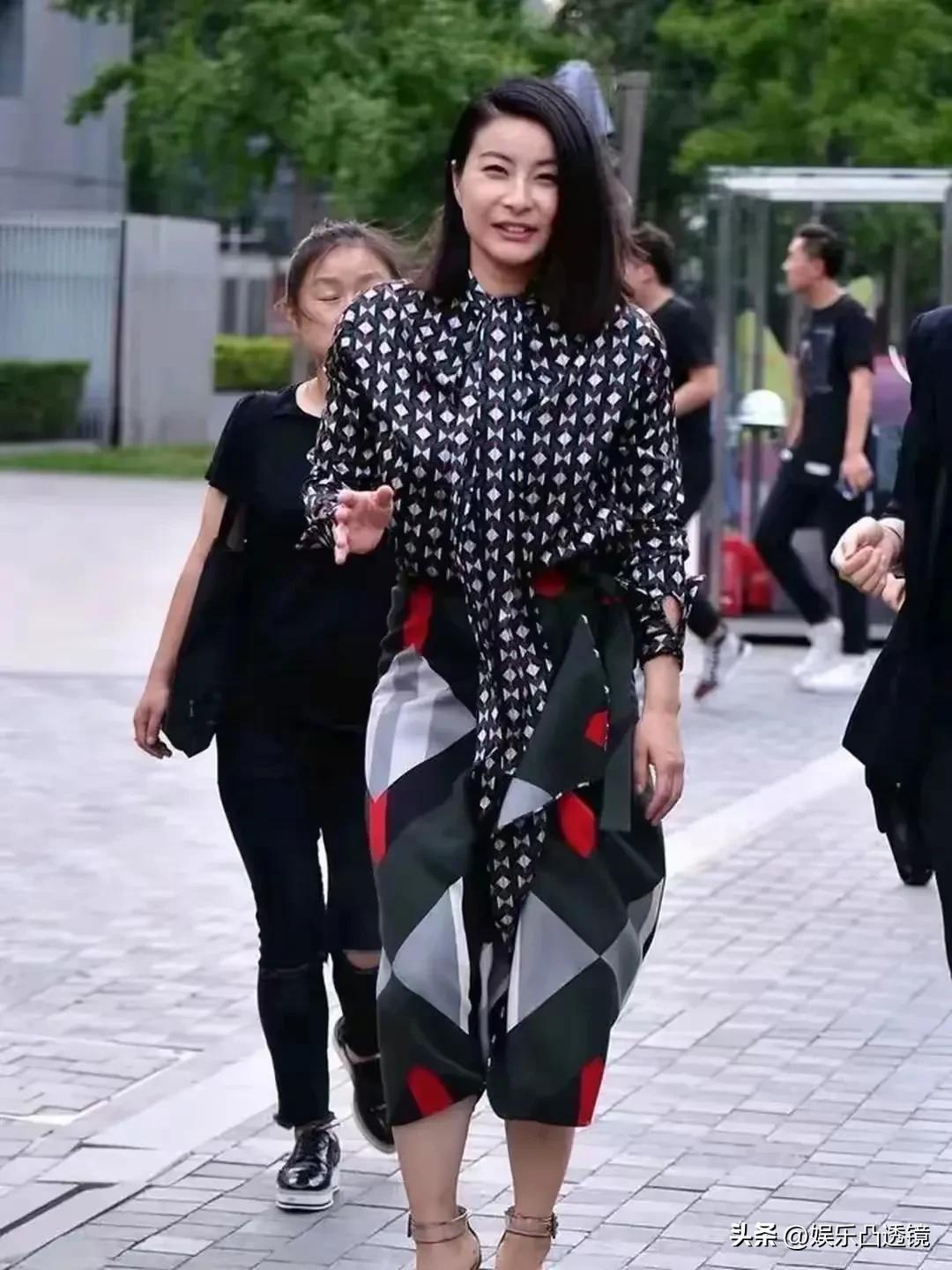 郭晶晶的穿着打扮，根本看不出是个豪门的阔太太呀，这是她故意穿成这样子，还是衣品能