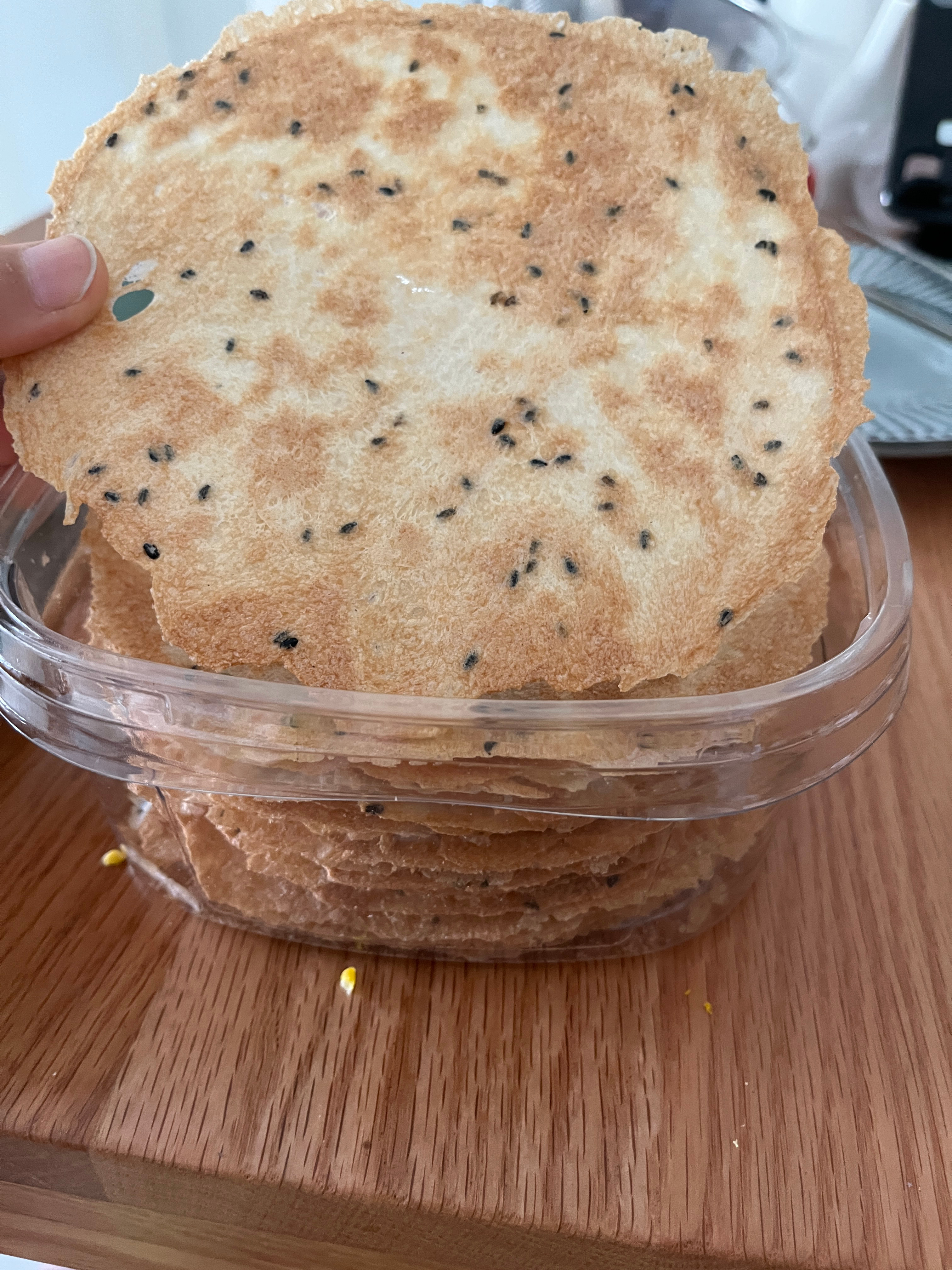 新买的零食，香香脆脆停不下来。中午就把这个当饭吃了。同时耳边又想起了儿子的魔幻音