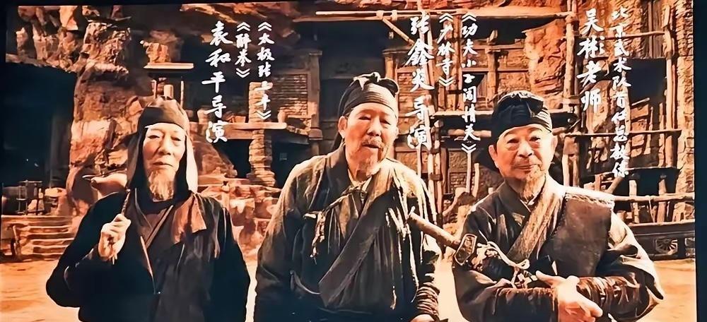 刀锋贴着脸颊划过，能感觉到金属的凉意。
这不是特效，是吴京在新疆戈壁的沙暴里，实