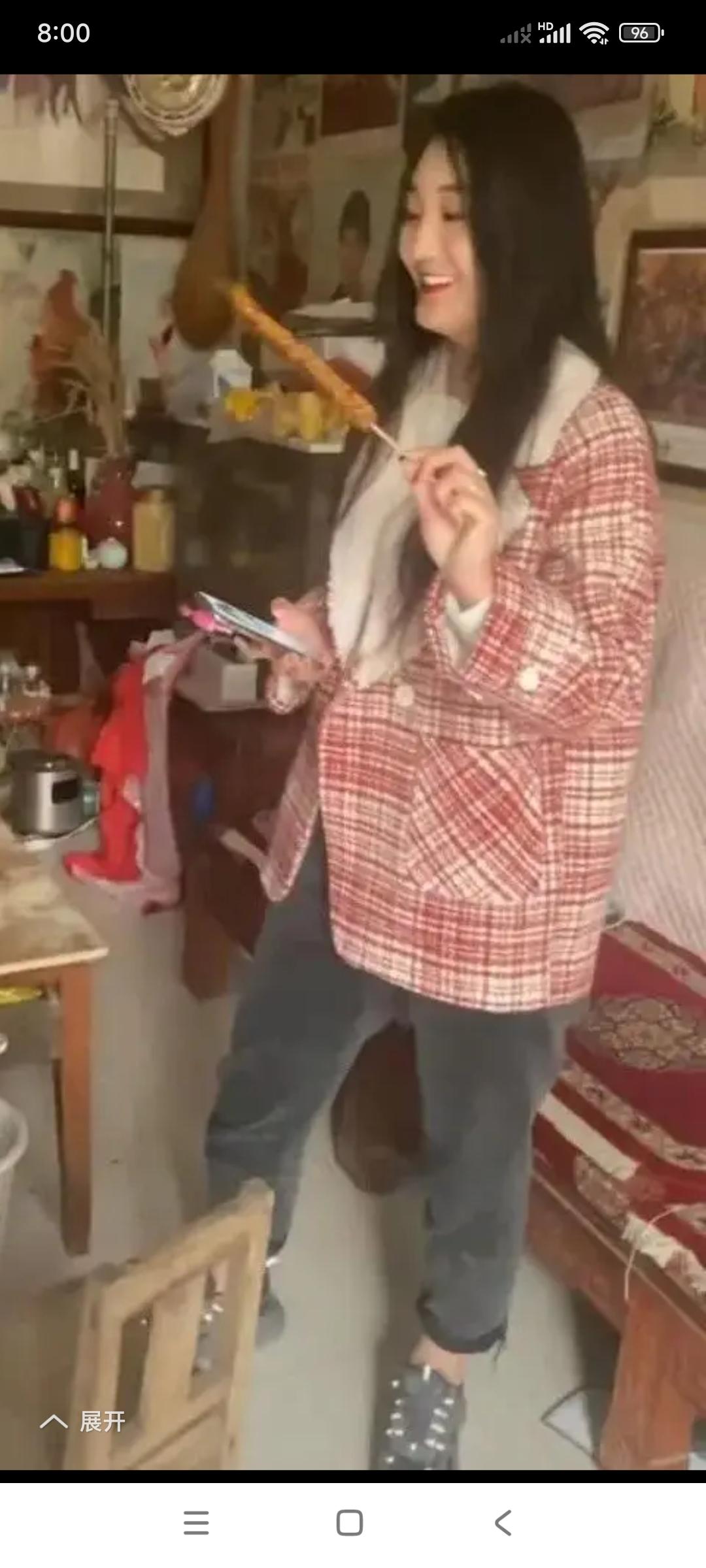 陈亚楠怎么能打扮成这么模样儿，有点儿太邋遢了吧。

乍一看，这是农村，谁家的大傻