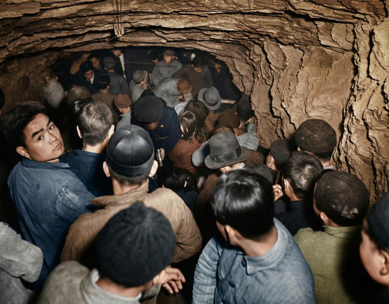 1941年那阵儿，重庆天天被日本鬼子炸。老百姓只能往防空洞里钻，人挤人、闷得慌，