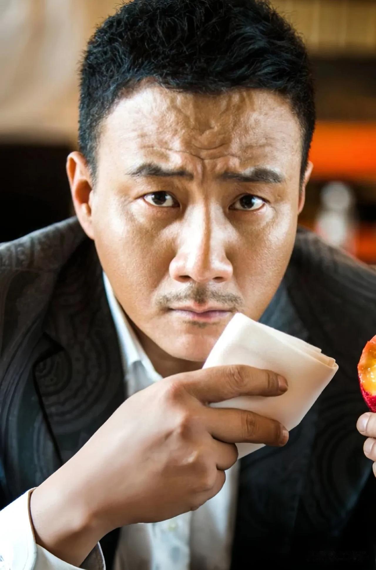 一次，中戏班主任通知班长胡军:“从班里选出两人，一会去献血！”胡军挑了半天，没一
