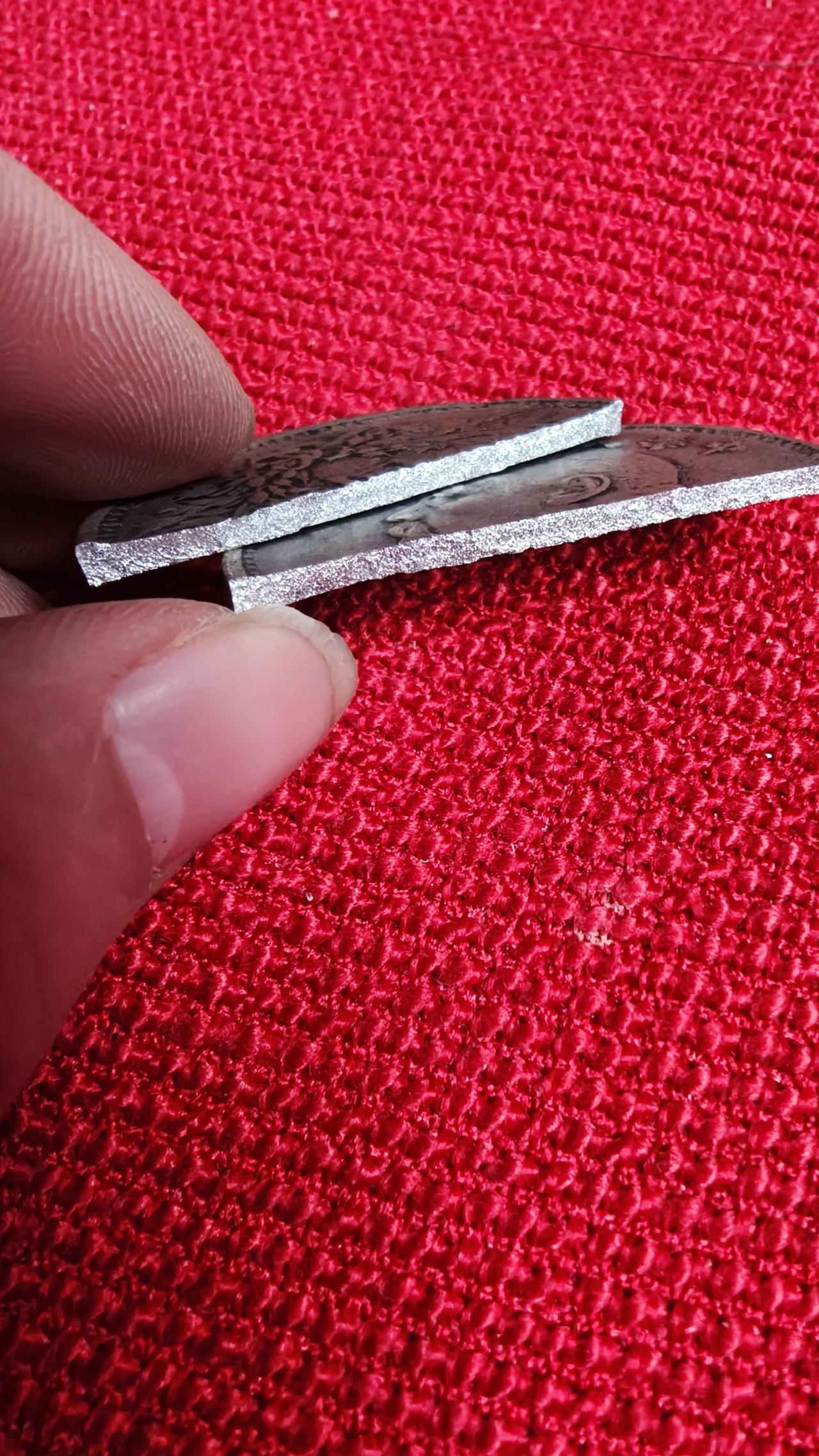 银元被摔成两半
今天我把我的银元摔成两半儿了，人都说银响，金噗嚓，就是银子掉到地