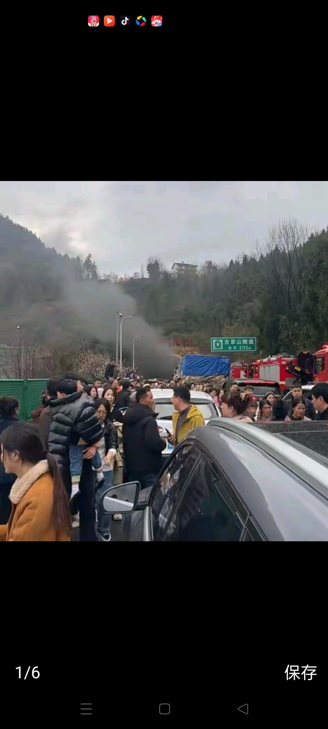 货车起火，众人误以为爆炸，惊慌失措地四散逃离。这样的场景，或许在很多人眼中只是一