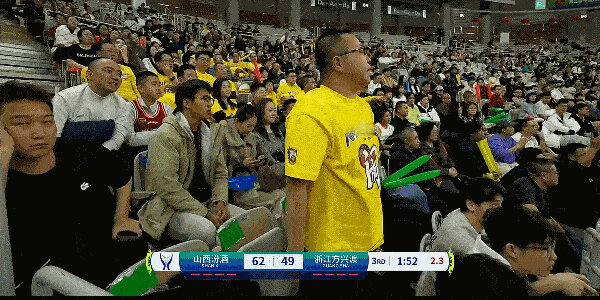 这个球迷挺有意思的，本来是向场内大声“开喷”，结果转播镜头来了，马上闭嘴不说话了