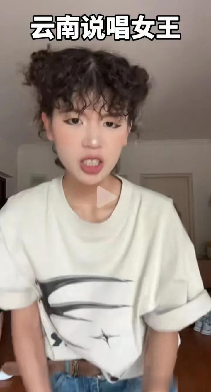 在云南这群艺术类网红中，应该数这个21岁的小姑娘，持续走红时间最长了。

她的网
