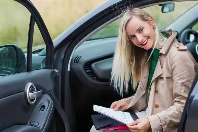 2025年开春那会儿，北京中山公园相亲角来了位蓝眼睛黄头发的德国姑娘汉娜。她举着