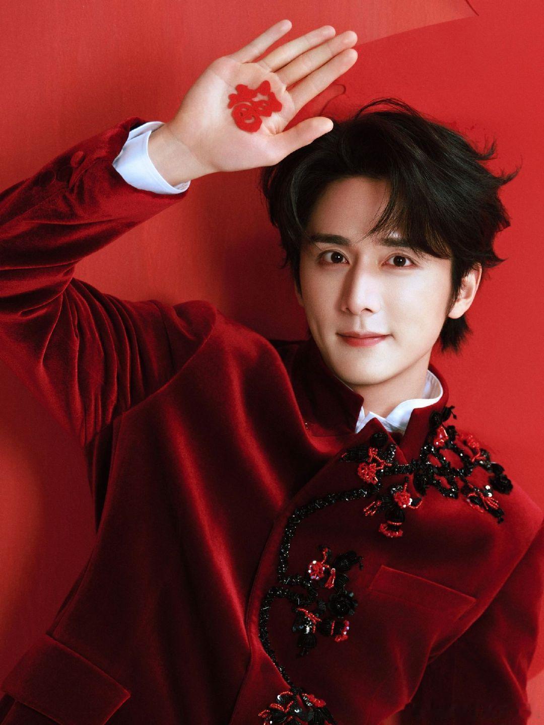 原来春晚没玩上魔术的是张新成 张新成春晚小反差萌到我！魔术没玩成，拜年舞直接跳进