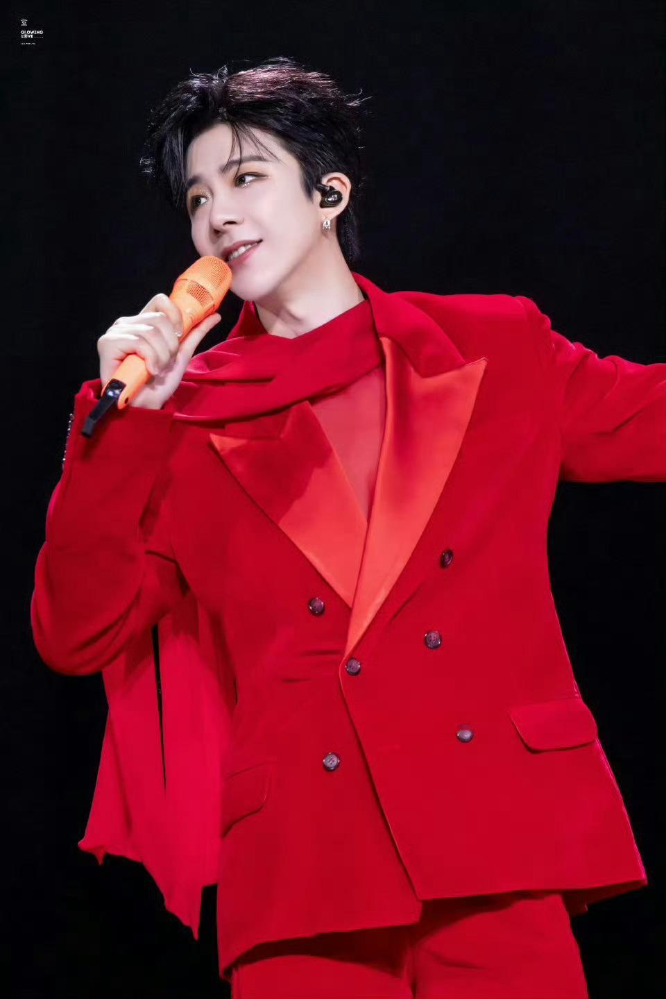 一大早心情极好！我宇宁哥真的帅si ！宇宁宇宁，你会红千年万年！刘宇宁红色适配度