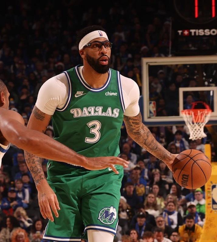 美记：老鹰队对安东尼·戴维斯的兴趣是“真实的”