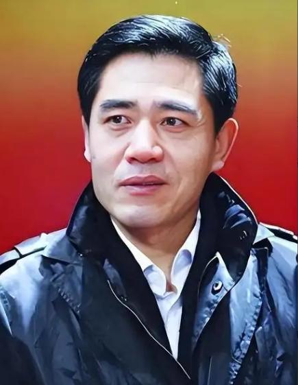 主持人曾问陈宝国：“你拍戏那么赚钱，能不能借我点钱花。” 而陈宝国的话却引得全场