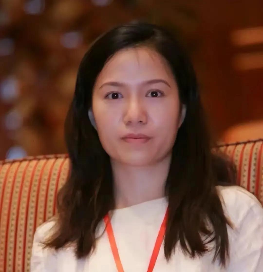 都以为翁帆要靠谁过一辈子，

结果人家早悄悄在深圳攥着自己名字的房产证，水电费都