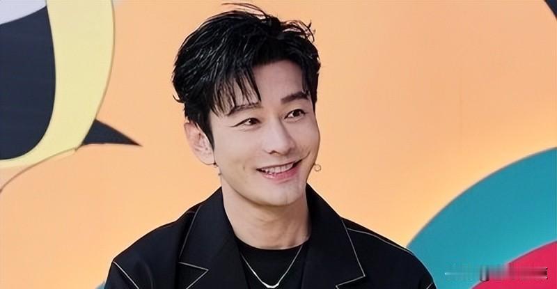 黄晓明说心智不成熟，杨颖只带娃游玩，她的后路早铺好。
黄晓明最近在访谈里说，自己