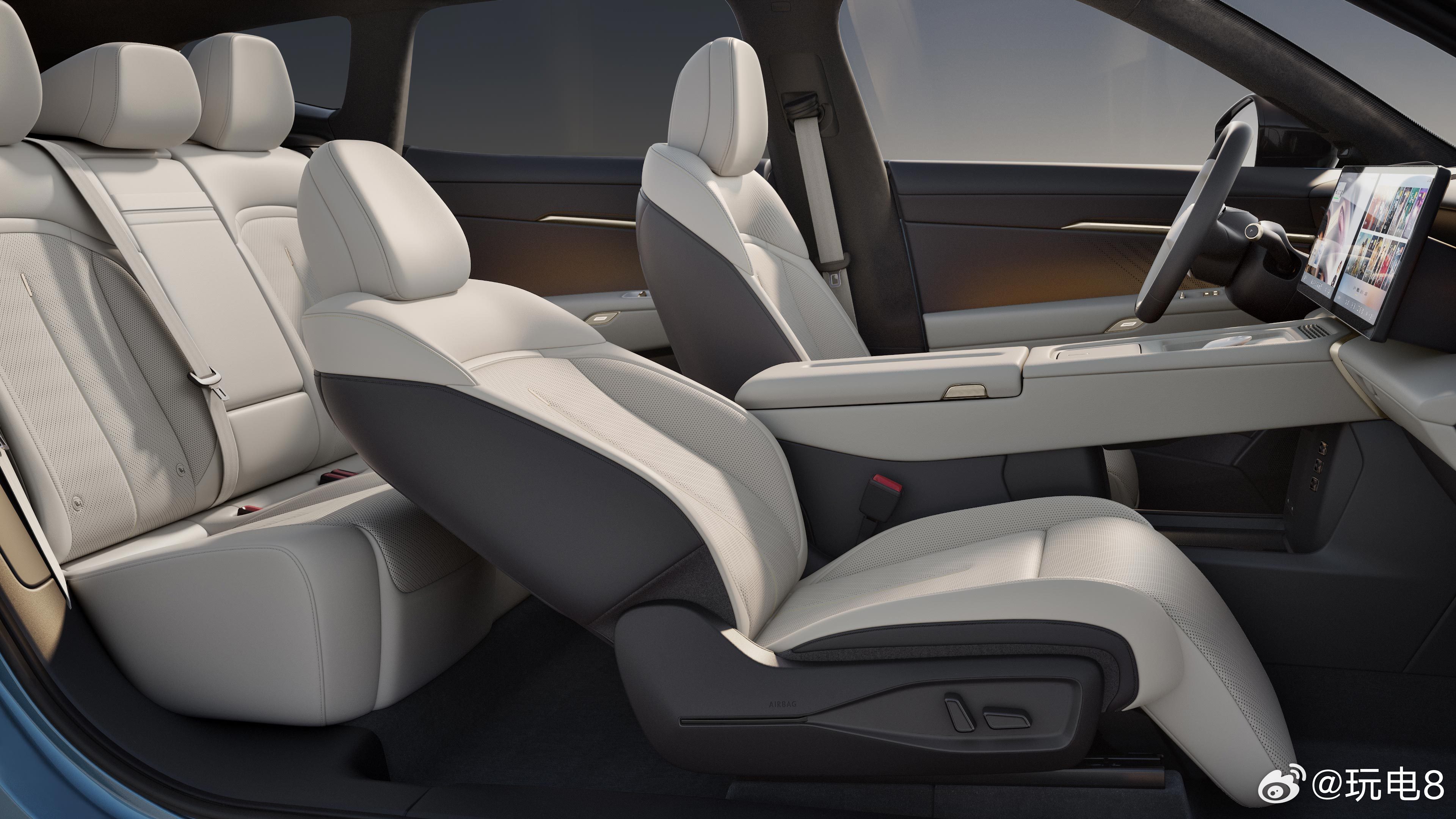 大众ID.与众08的内饰官图来了，呼应“金标大众”感觉的金色设计元素是这次的亮点