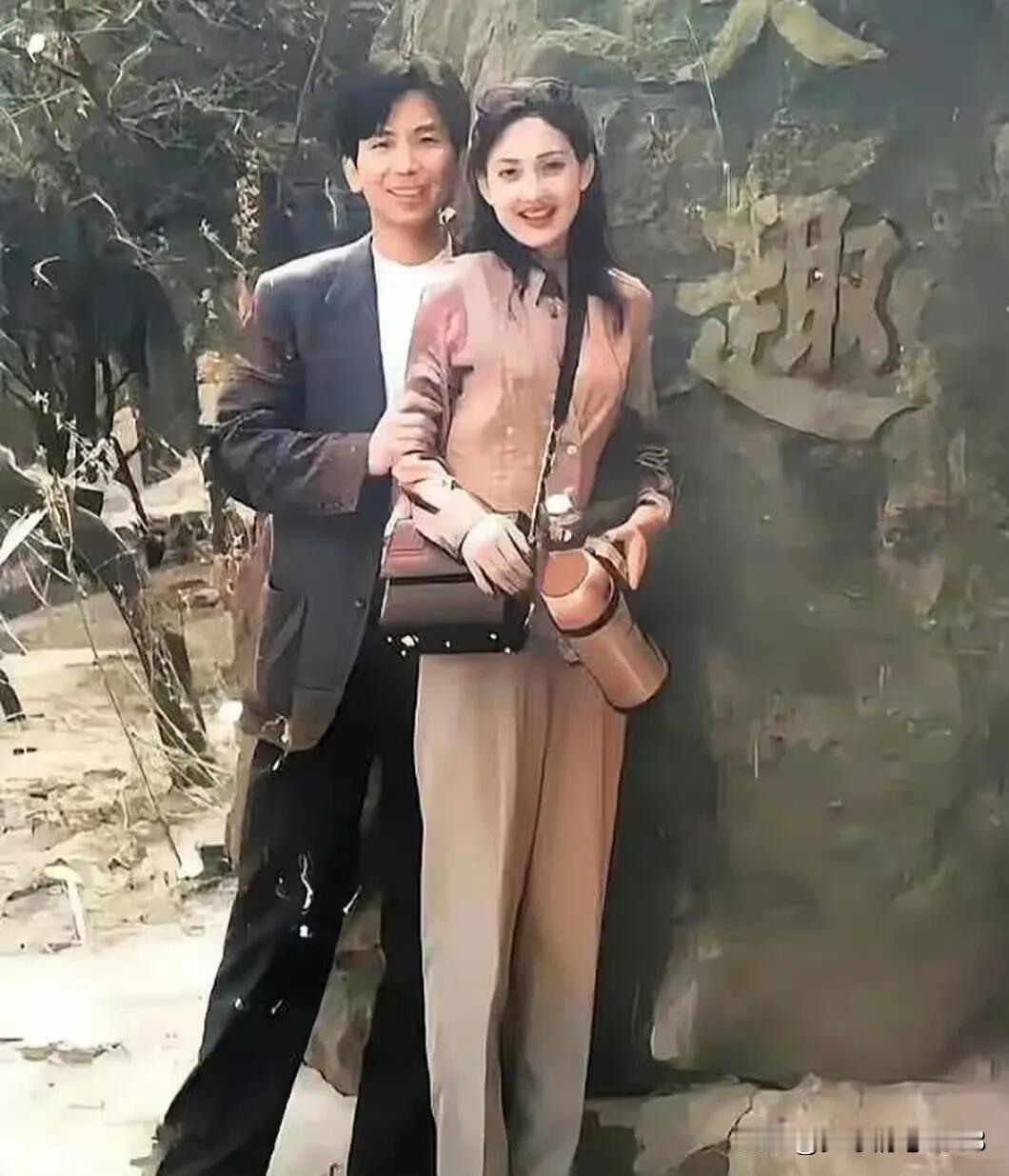 原来他们是一对明星夫妻，今天才知道，白瞎了我看这么多年的电视。女的是演员牛莉，她