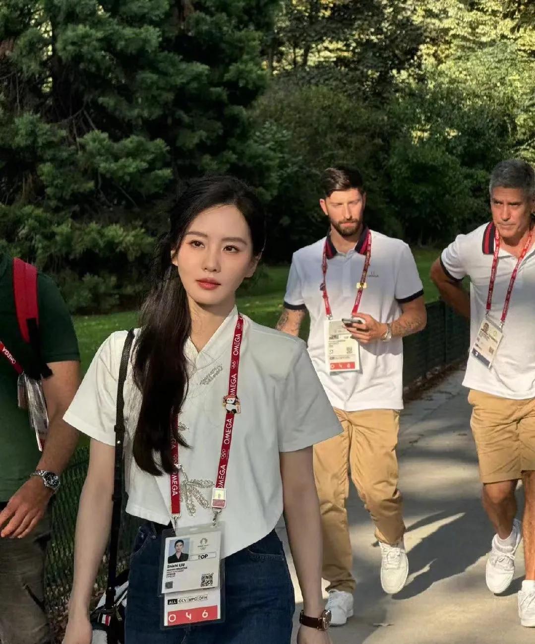 奥运会现场的刘诗诗，每一张都是生图，每一张都美的超级明媚。果然颜值还是纯天然的好