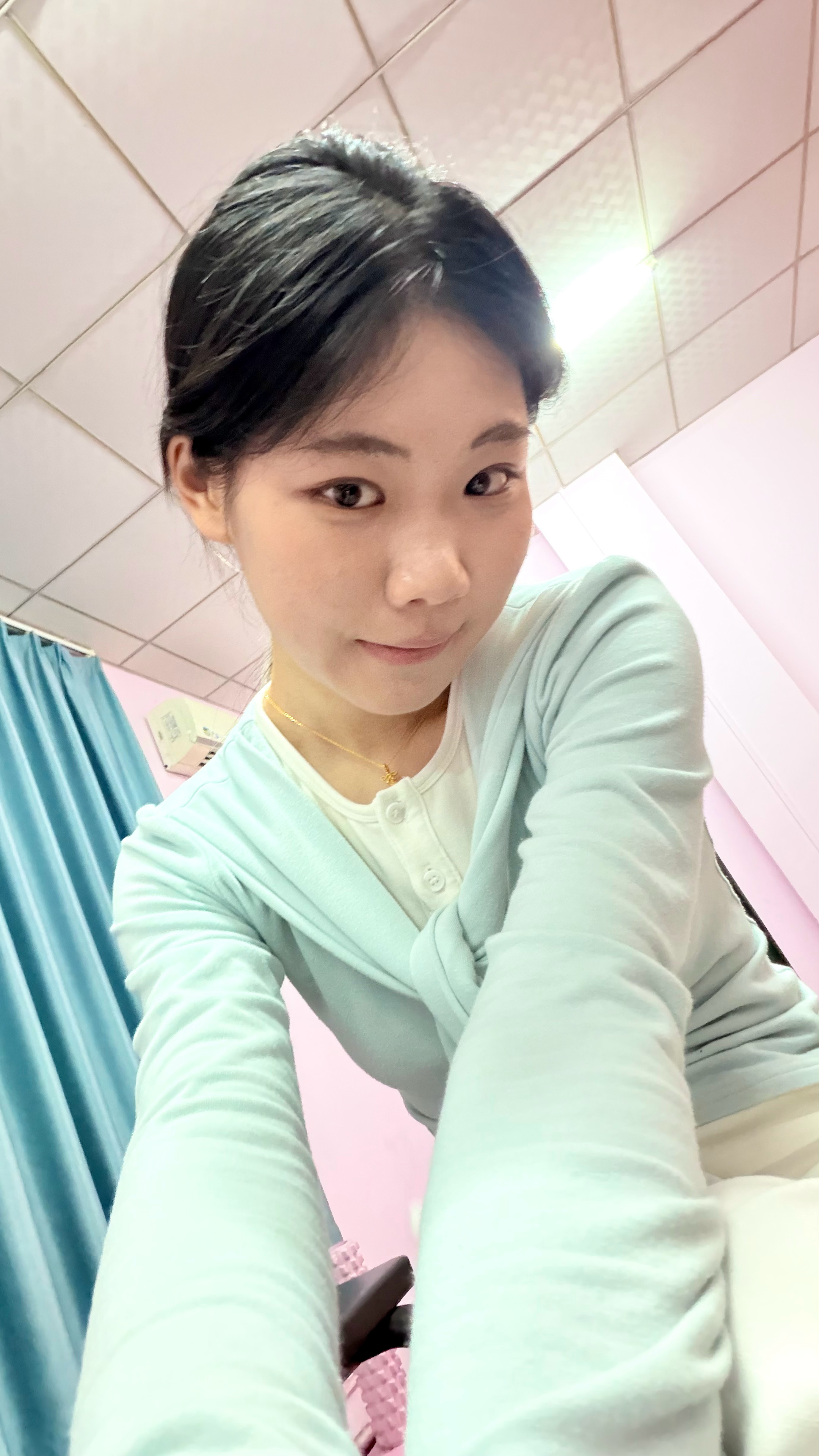 皮肤好了好多嘻嘻嘻我很少在健身房摆拍的嗯对 因为下了面试7点天还是亮的就去健身了