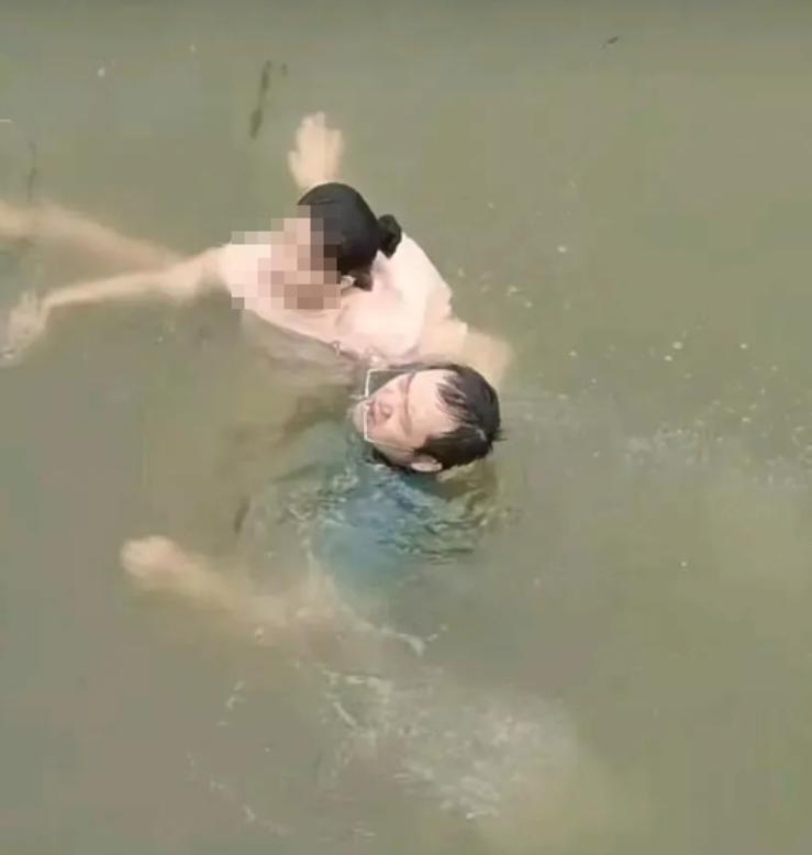 笑不活了！一男子见一女子落水，脱了衣服就跳进河里救人，结果游泳的时候把裤头游丢了