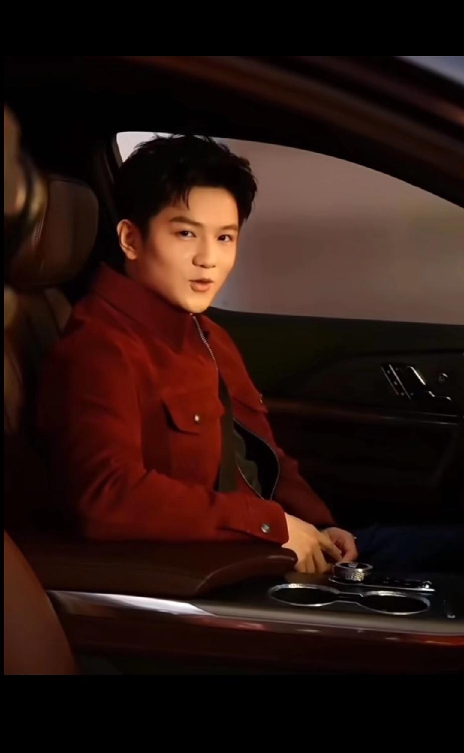 鸿运当头，东哥送福🧧
 
车里的樊振东一身红装，开口就是“鸿运当头，新年快乐”