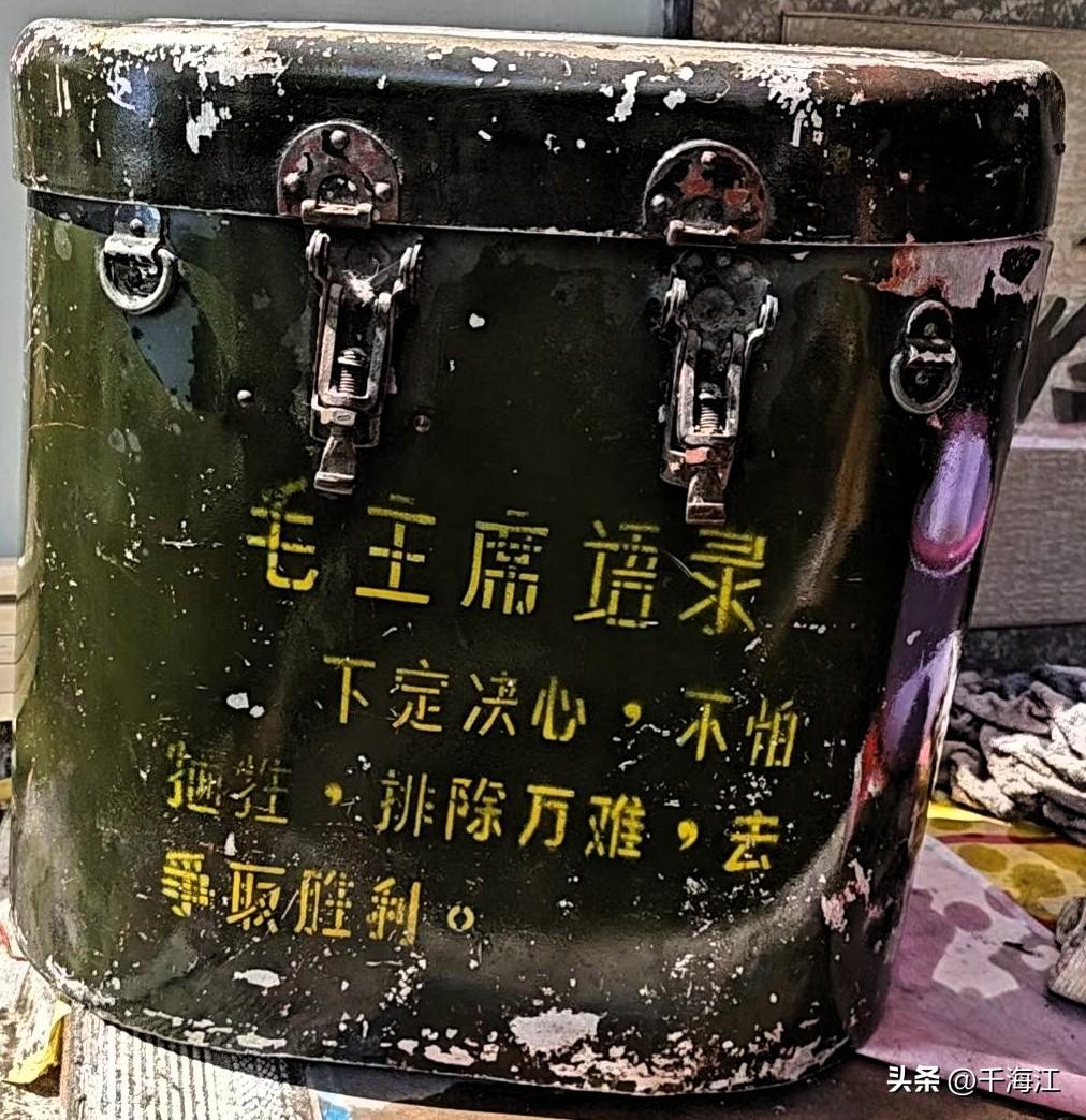 这是一件文革时期的军用保温送饭桶（也叫野战保温箱），是极具时代特征的老物件。
 