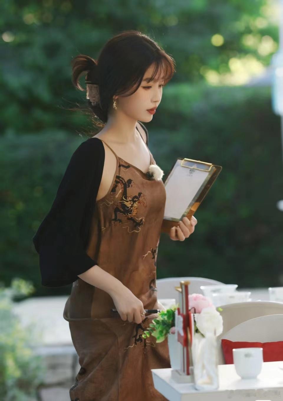 欣欣子你还有什么惊喜是我们不知道的！！怎么莫名有种小妈感这一身哈哈哈哈哈[色][