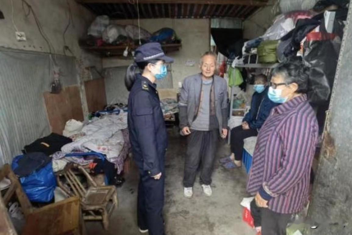 泪目！浙江余姚，大爷街边摆摊卖红薯被抓，去交罚款时恳求工作人员说：“能少交点吗？