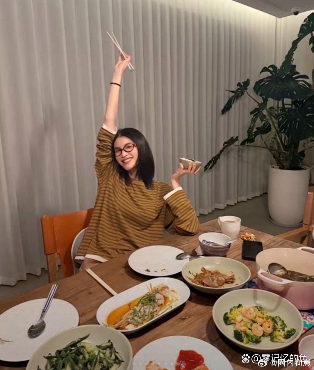 何穗一个人用餐被拍，满满一桌美食超丰盛，认真干饭的样子超真实，果然美女也抵挡不住