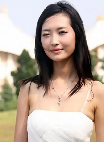 一个穿白色连衣裙的女孩在户外微笑。