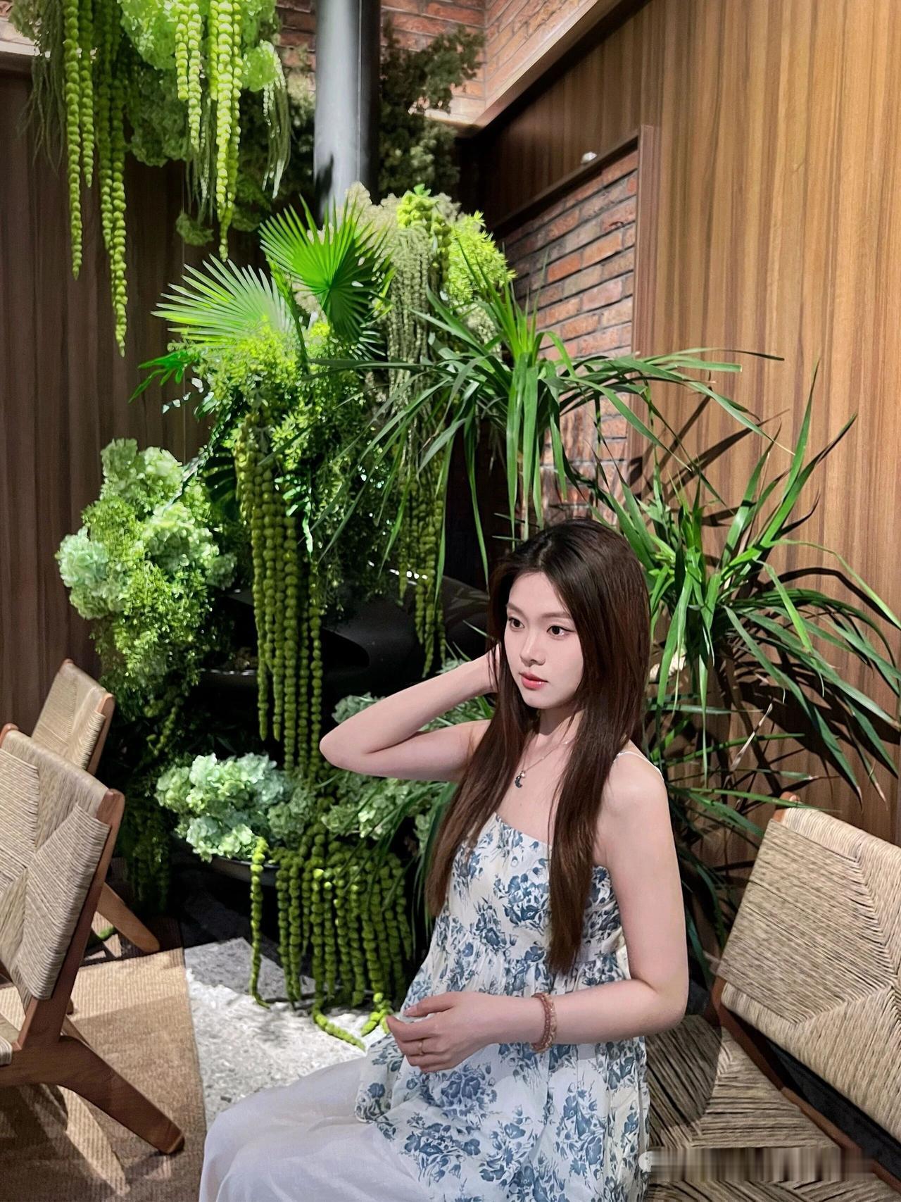 《绿意中的静美》
夏日的阳光透过层层叠叠的棕榈叶，在红砖墙上织就斑驳的光影。我驻