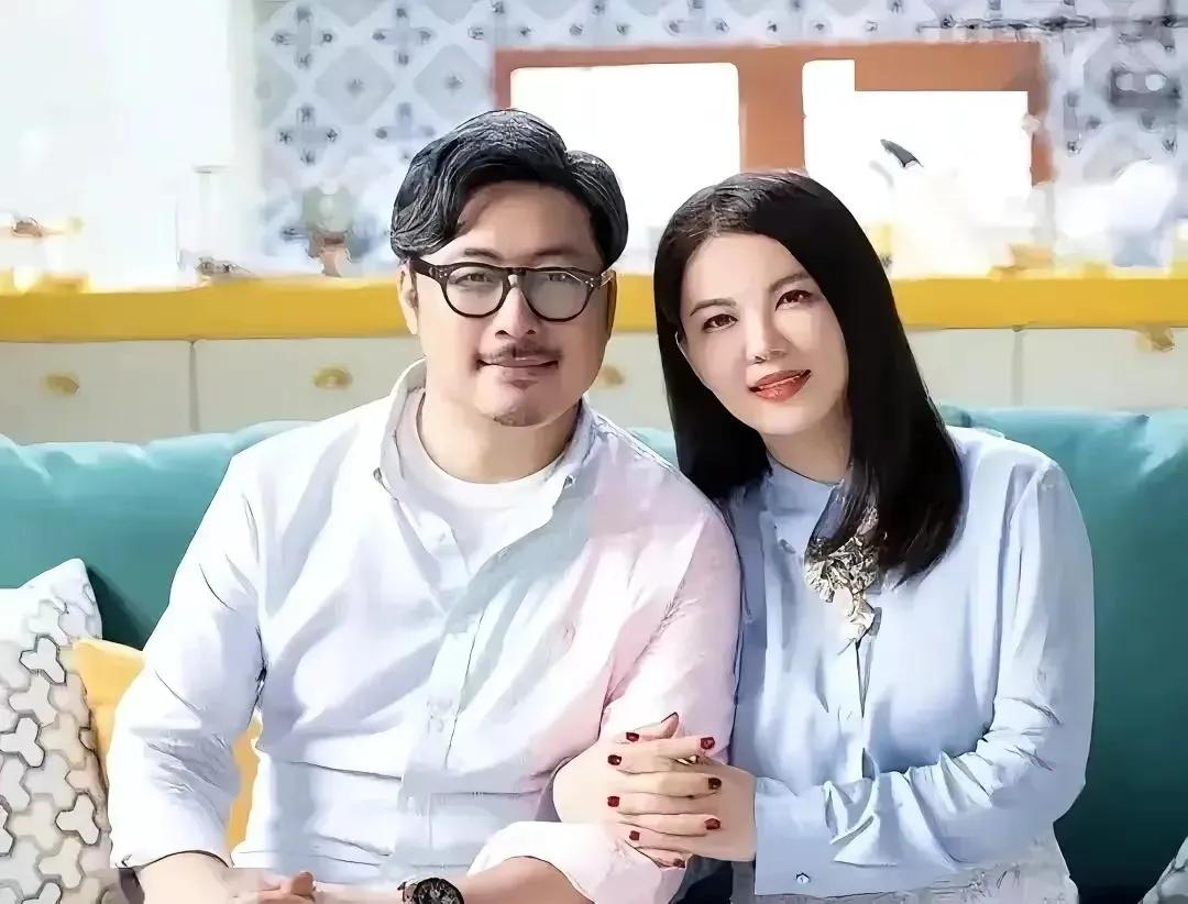 2023年最后一炸！李湘、王岳伦甜蜜复合曝光！
李湘和王岳伦在上海大秀恩爱，甜蜜