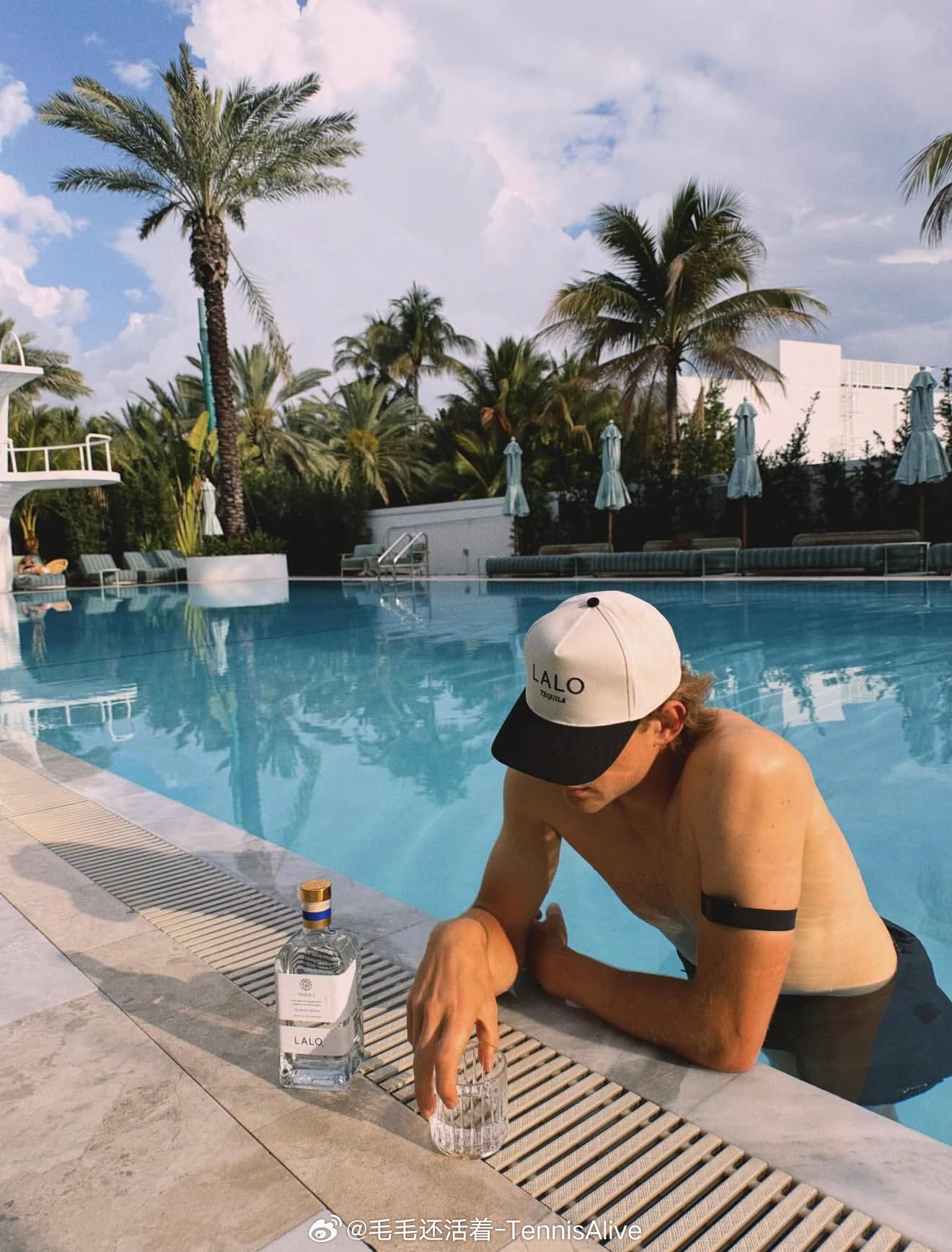 和博尔热斯学一下怎么打广告。你们看得出来是什么广告吧？ 