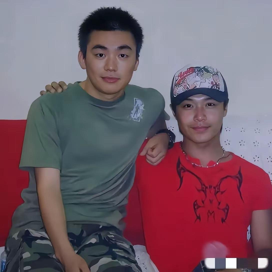 年轻时的王宝强比陈思诚帅啊！