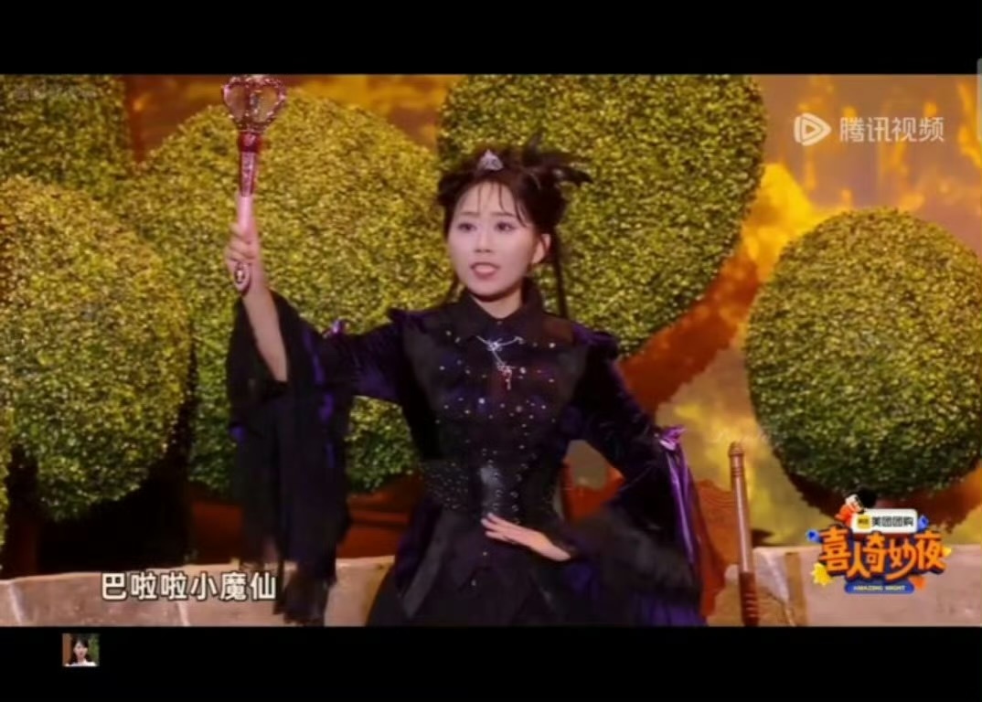 逗逗终于迎来了属于她的奖杯喜人欠逗逗的奖杯喜衣粉补上了空着手赴约，捧着满心欢喜回