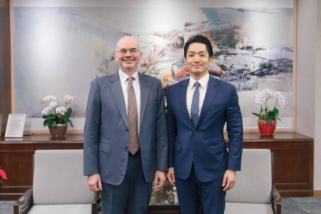 美国驻台机构社交账号贴出谷立言与蒋万安合照，引发联想
美国在台协会（AIT）今（