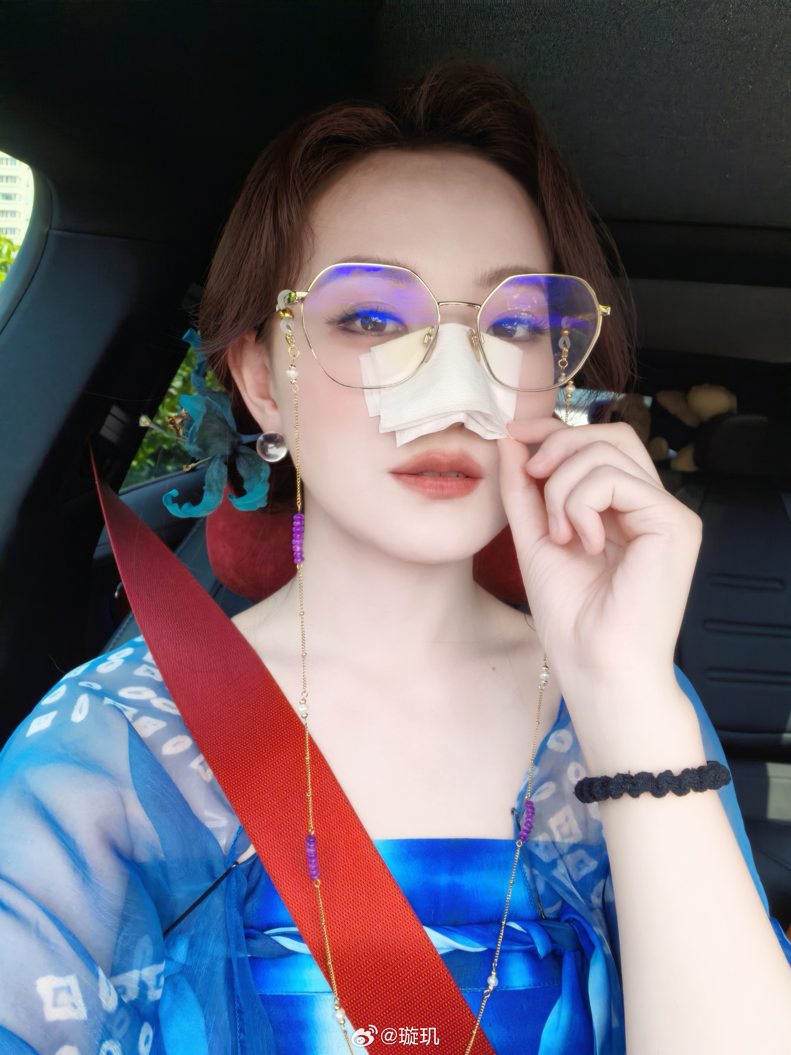 当我带妆时又需要戴眼镜开车我就这样
