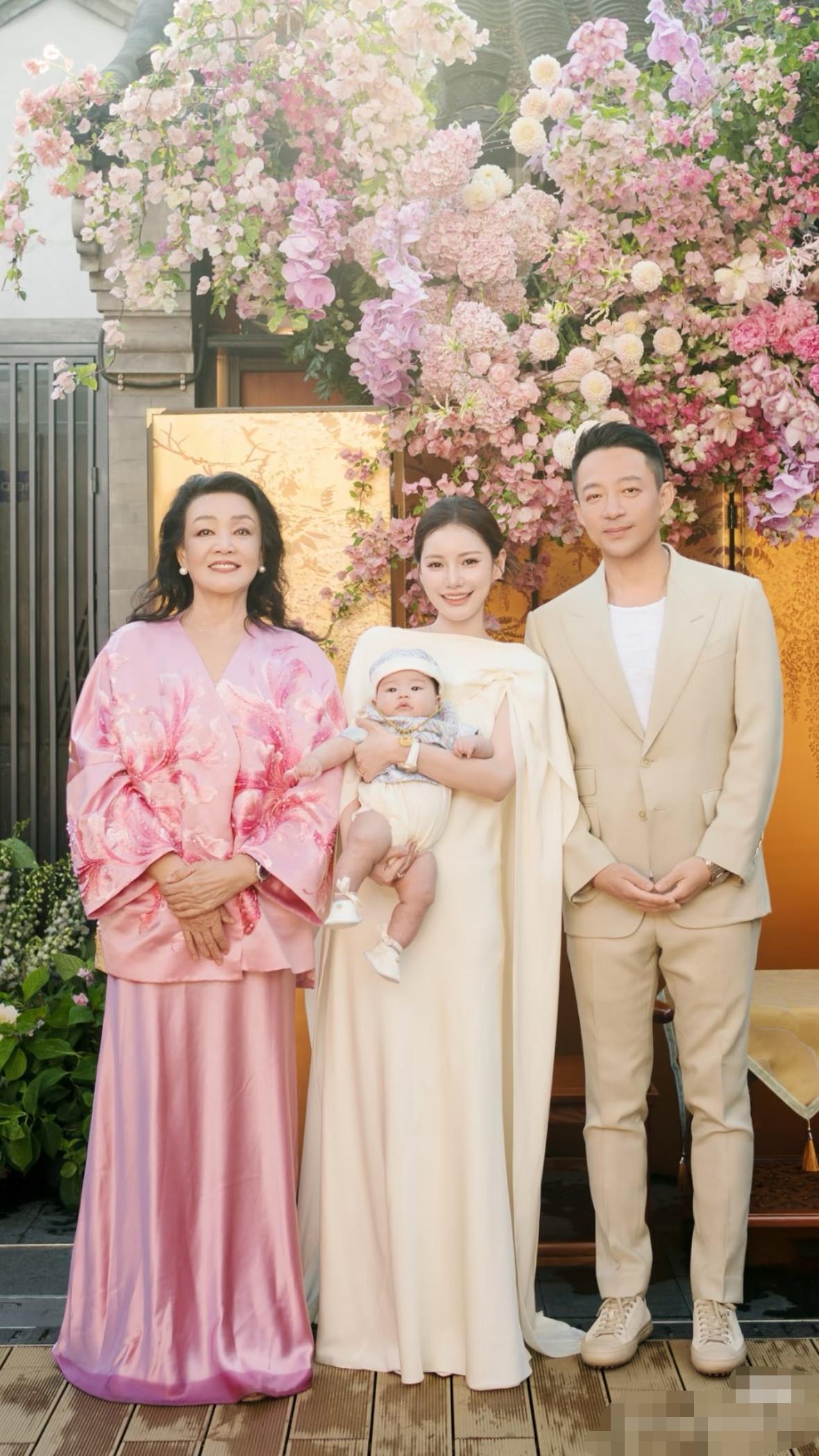 母子没有隔夜仇，
继上一次汪小菲和张兰闹矛盾之后，
母子俩这也算是第一次同框了，