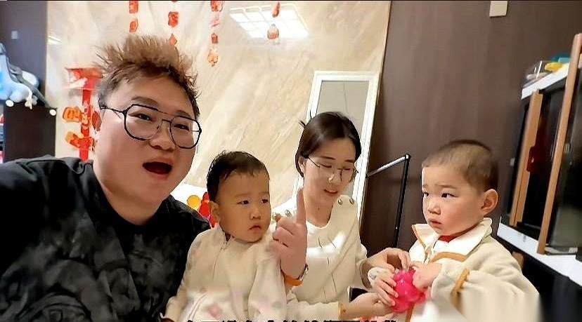 7个大箱子，恨不得把整个家都塞进去。
全家老小忙得团团转，就老爷子一个人，安安静