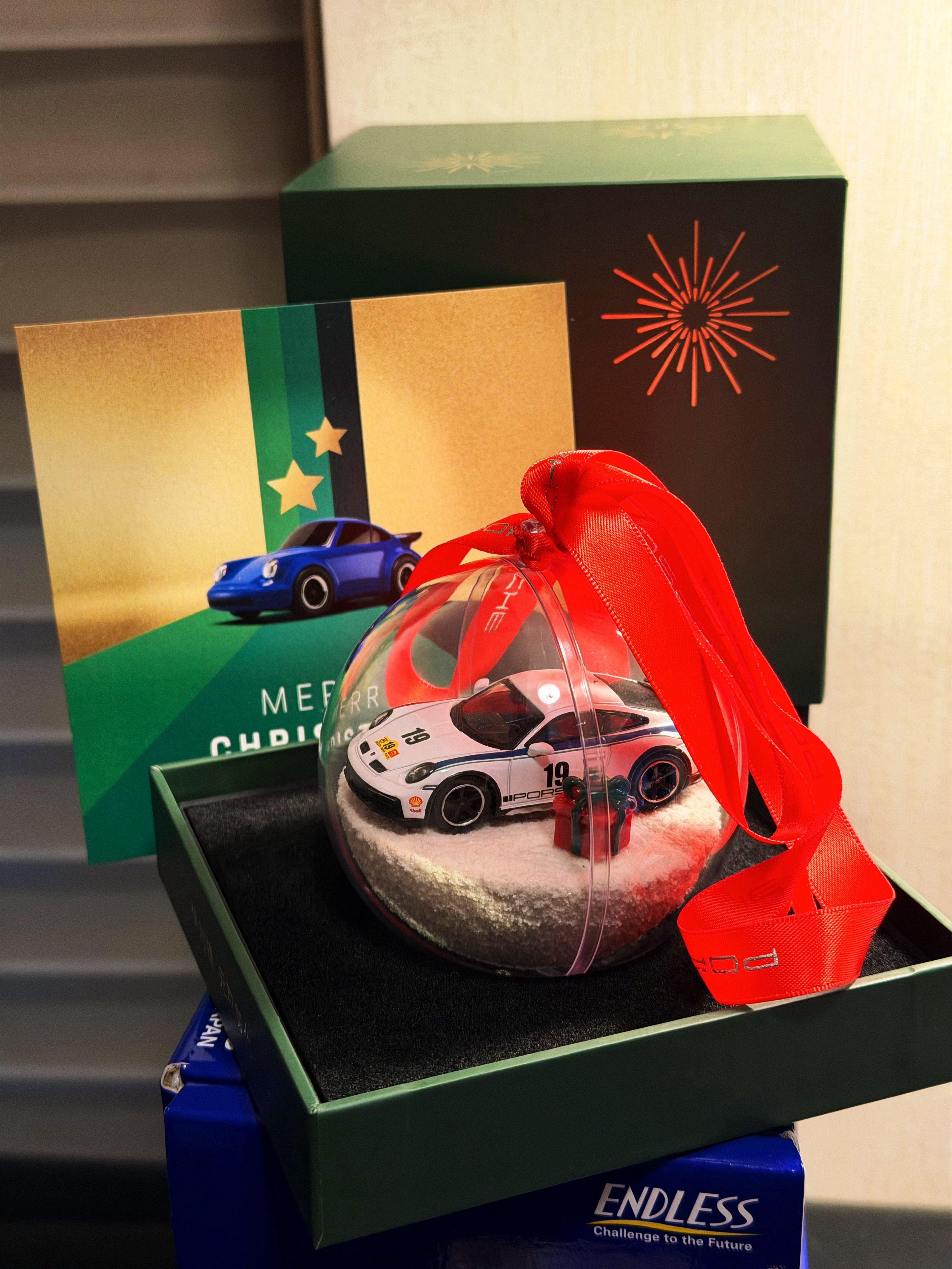 保时捷的圣诞礼物，真漂亮，911 Dakar  。还好没被叮当发现，我先藏起来汽