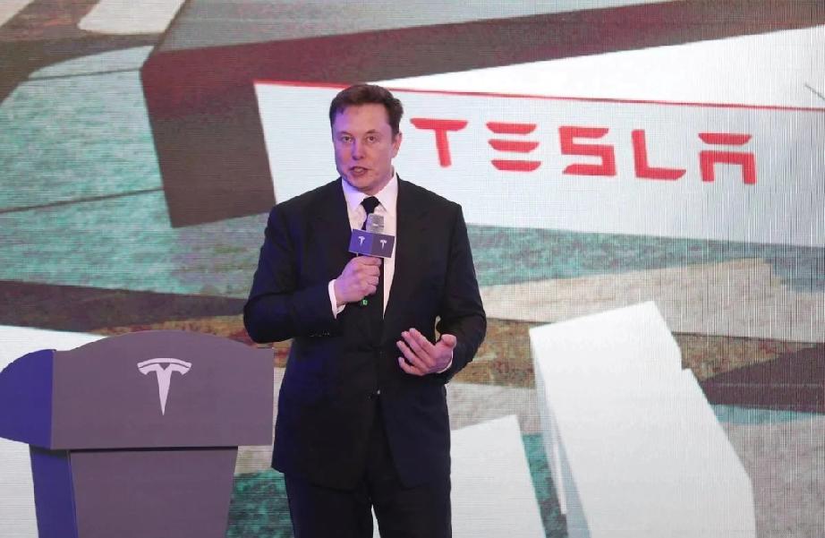 特斯拉的AI战略肯定会影响其汽车业务。从积极方面看，特斯拉在自动驾驶技术上的AI