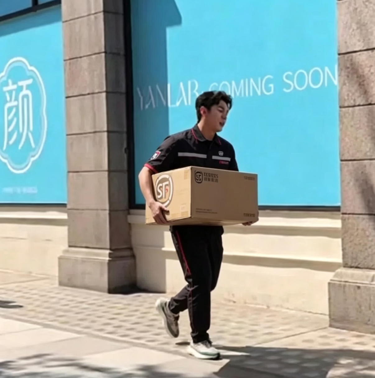 国外务工人员李佳琦🥹老李头就这样搬箱子给所有女生挣红包留给李佳琦的职业不多了