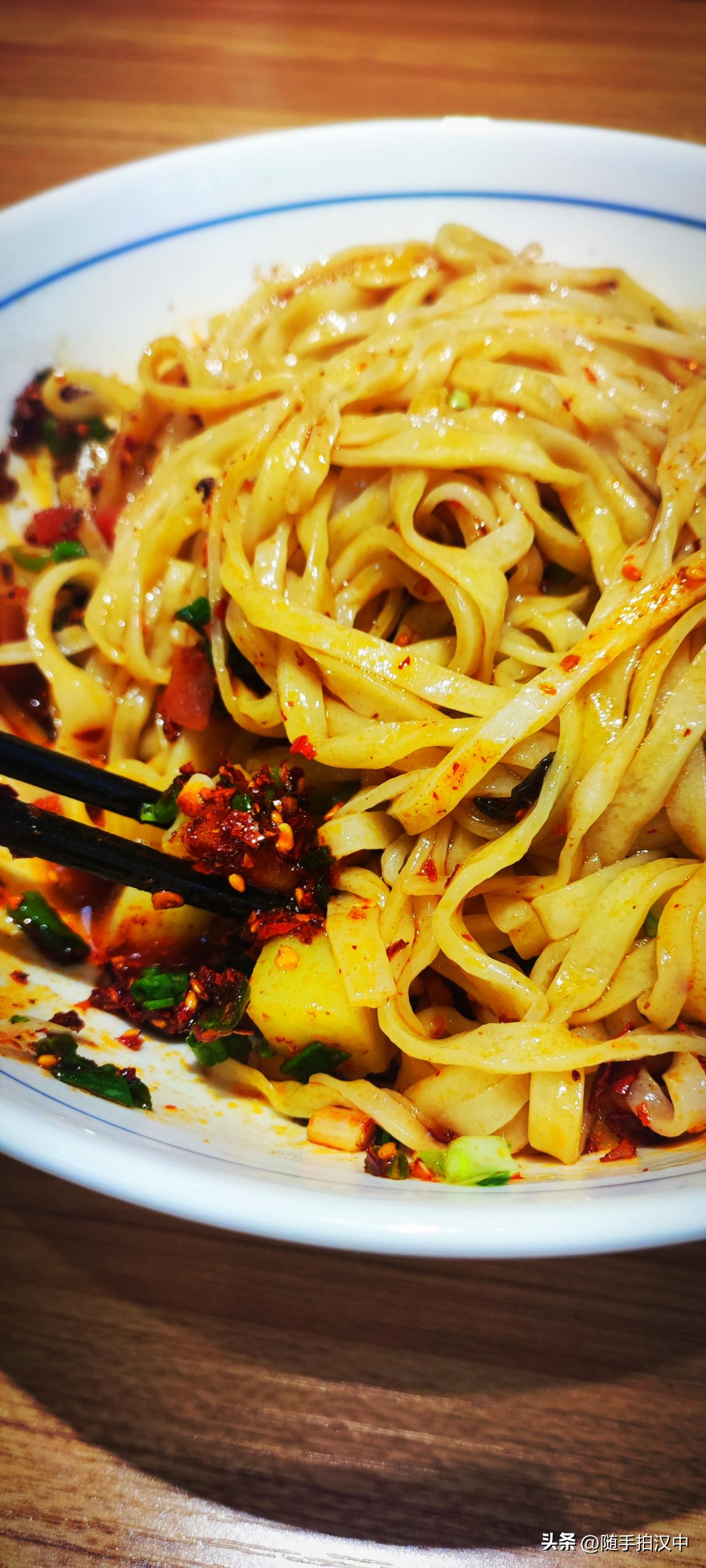 集卡领红包友人带着去一家面馆，一帮老头老太太在开放厨房里点单、煮面、刷手机。手擀