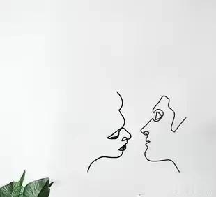 办公区域，楼道里，一个个头不高，身材略显肥胖的女人，经常性地或站在门口，或倚靠在