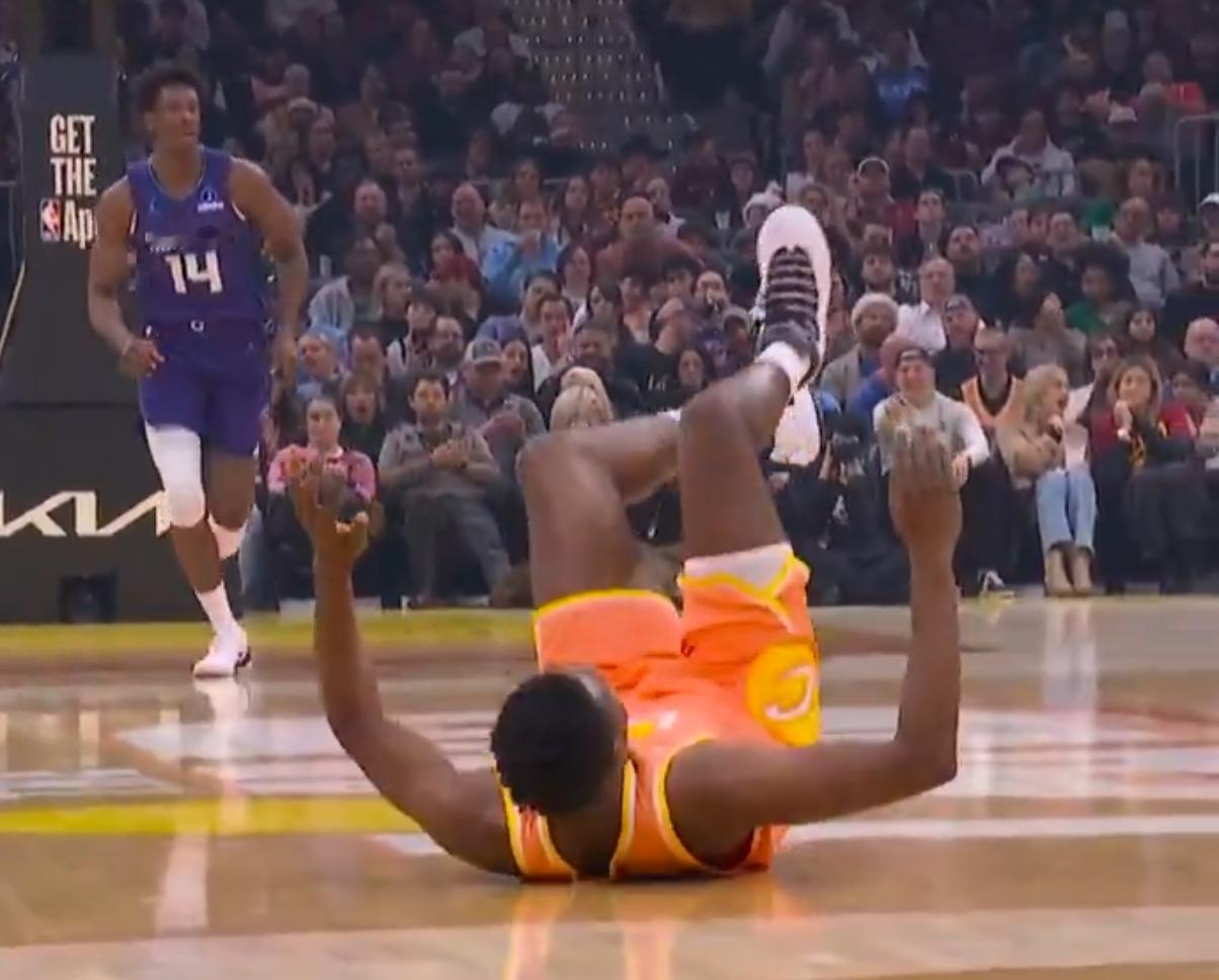 今天最尴尬的时刻：拖布做了个too small的手势结果脚下拌蒜摔了一跤…nba