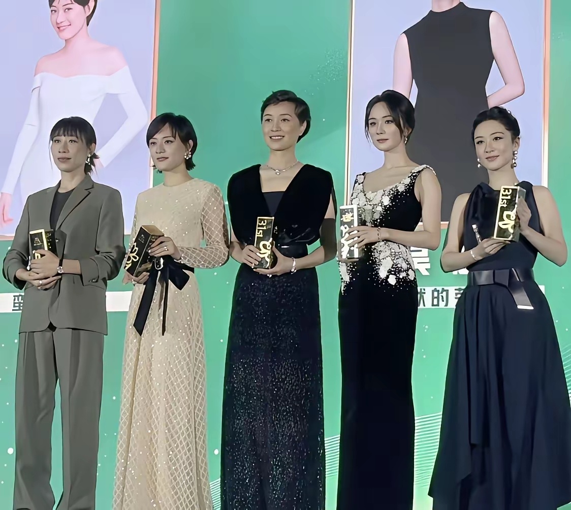 除了杨紫，其她几个都穿了至少15厘米的高跟鞋！杨紫官方身高167､杨幂官方166