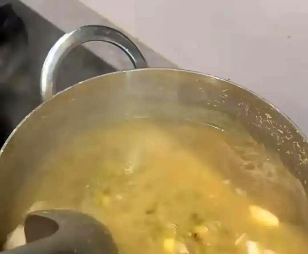 谁能想到，干倒成年人情绪的往往不是职场大坑，而是一个不知道被谁嘬过的旧矿泉水瓶？