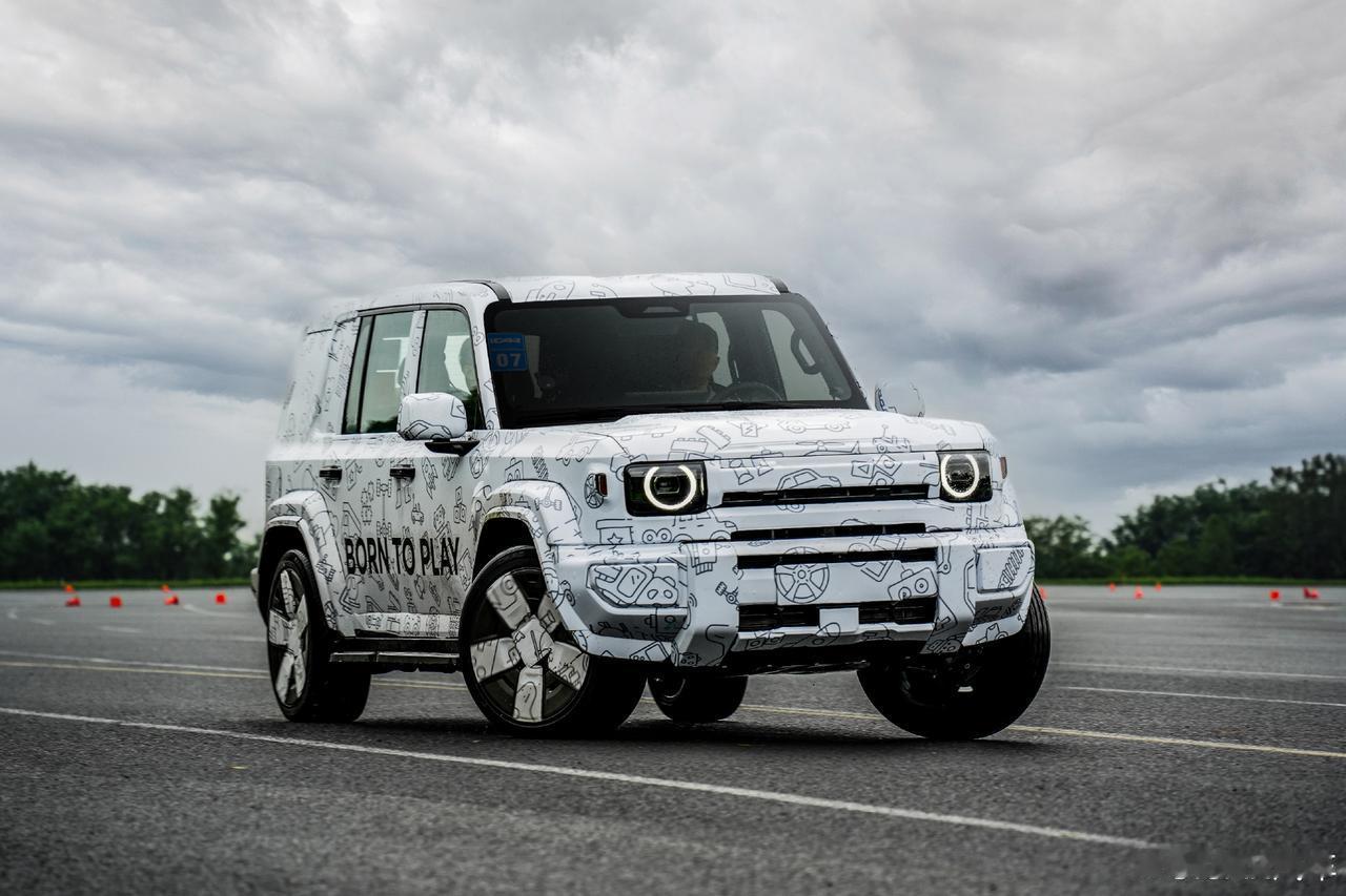 iCAR v27首秀定在了迪拜，8月1号。
定位中大型SUV，5米级，1.5T增